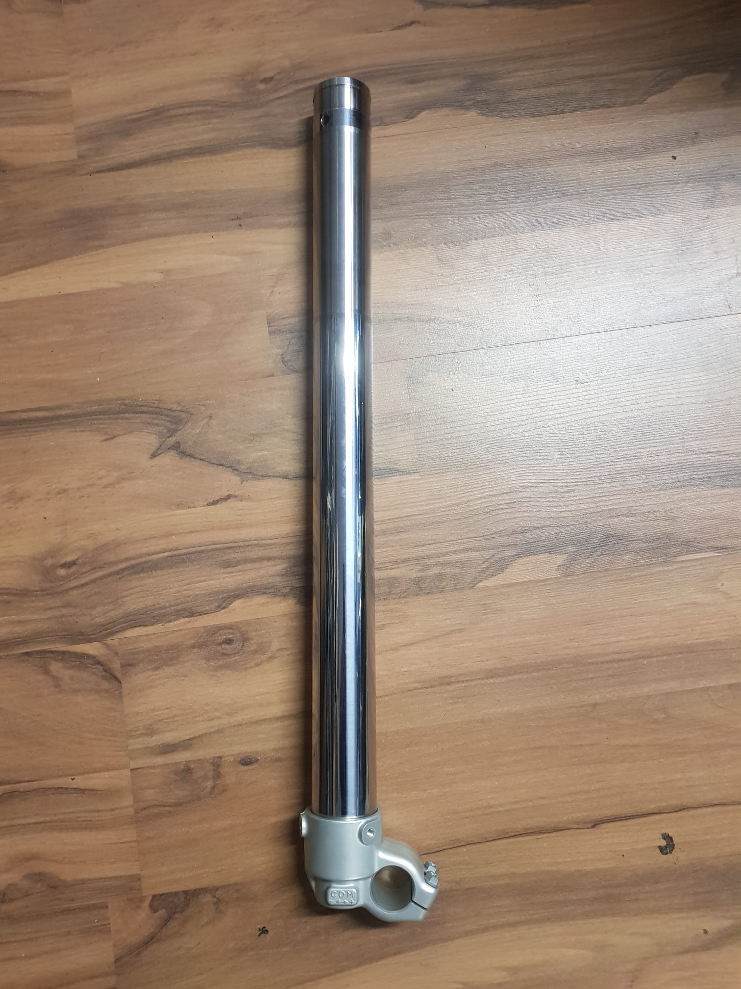 AXLE CLAMP R/S + TUBE CPL.  09