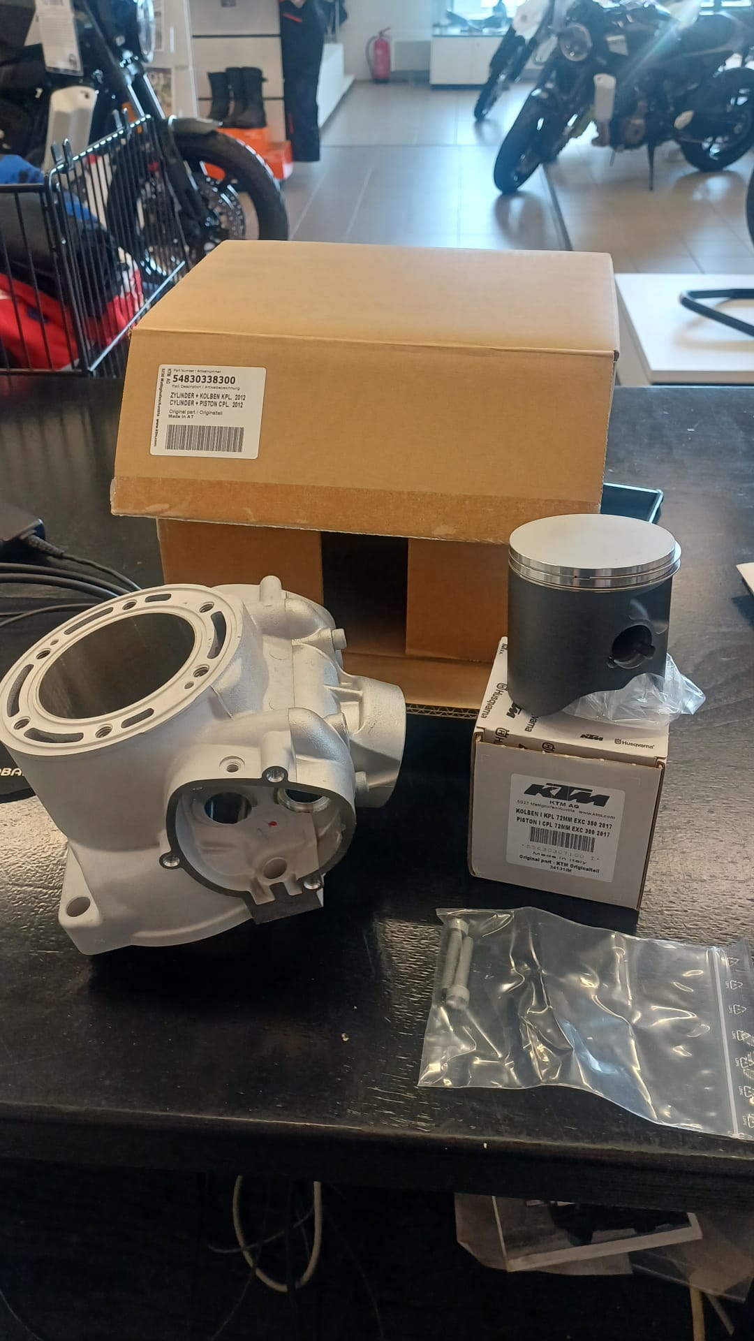 CYLINDER + PISTON CPL.    2012