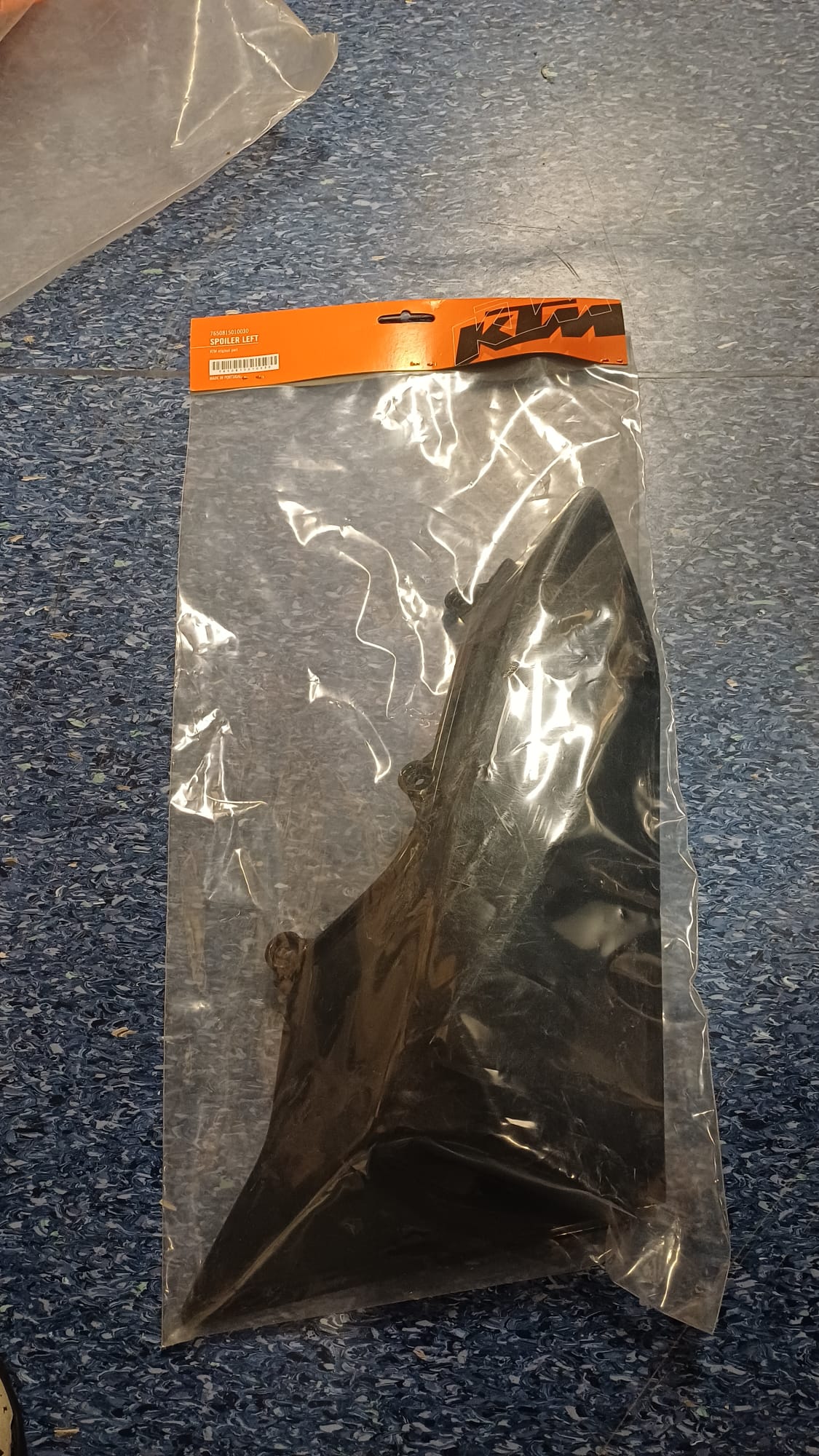 Spoileri vasen musta 690